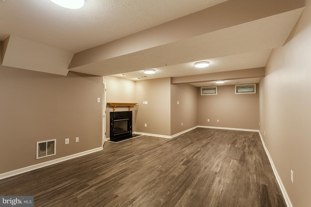 SHADY OAKS - Residential Lease