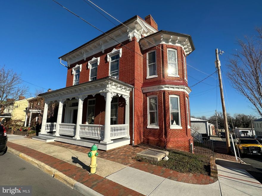 Historic Downtown Winchester: 2nd floor 1 bedroom apartment AVAILABLE NOW for rent! Water/sewer/trash included, tenant pays electric. Coin-Op laundry on site. No smoking and no animals please. VAR or NVAR application is fine w/ app fee paid by cash or money order or you may apply online thru website.