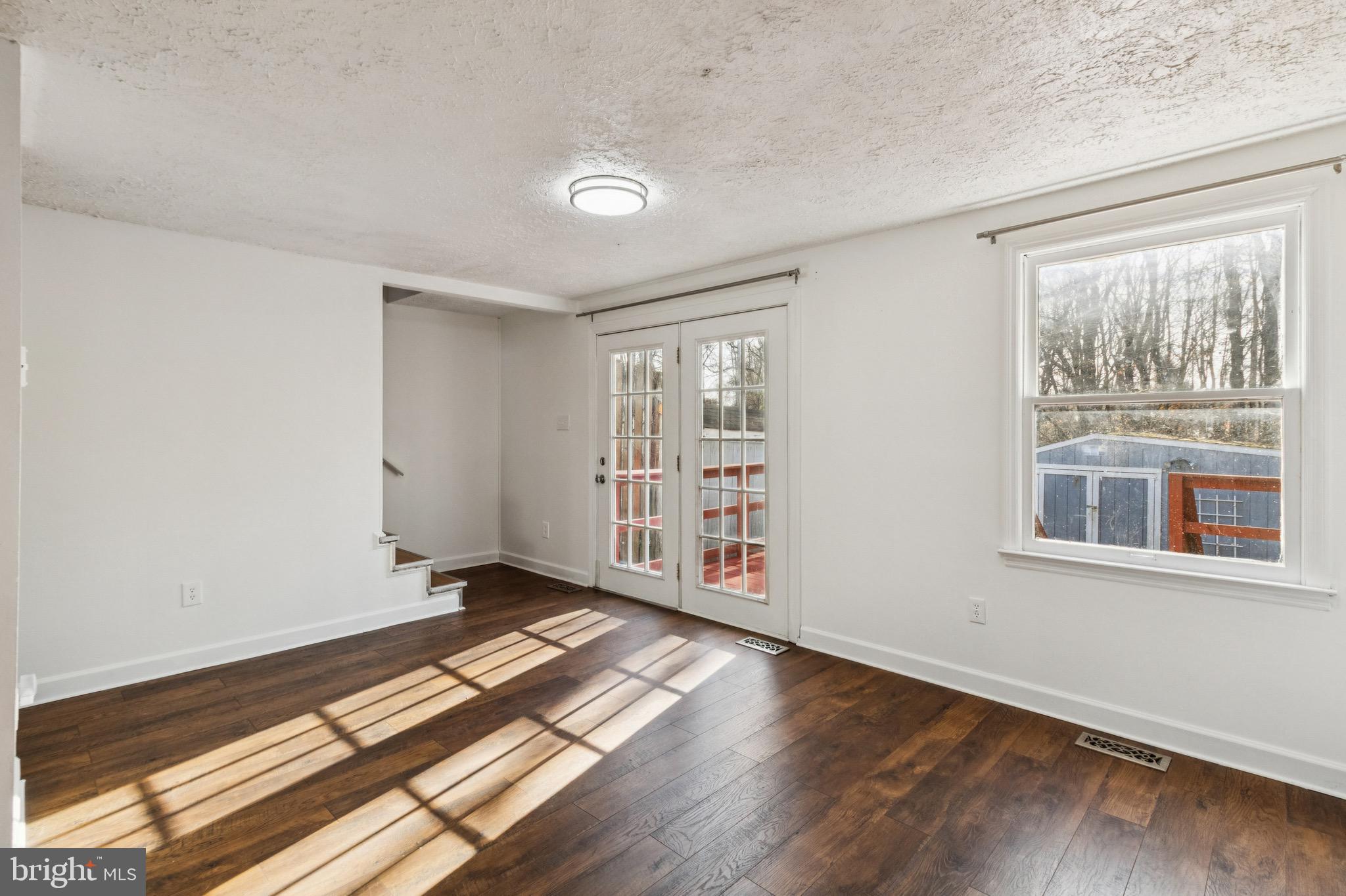 HUNTING QUARTERS - Residential