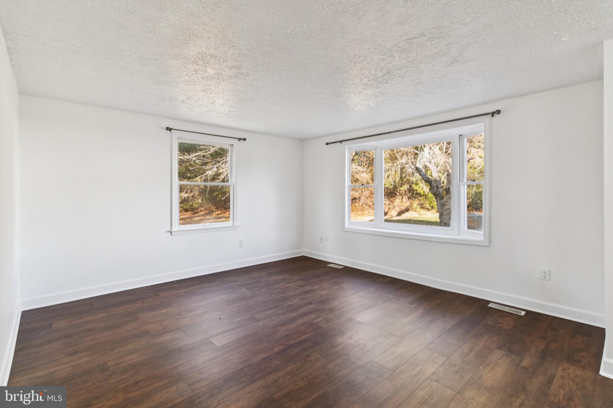 HUNTING QUARTERS - Residential