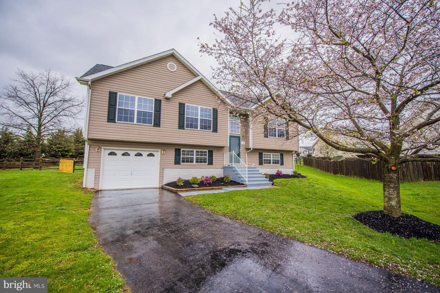 Sit. on CUL-DE-SAC, Close to Schools, Shopping, Hospital & Casino, this 3 Bedroom,(Pot. 4th in basement) 3 Bath Home in Sought After BRIAR RUN ESTATES w/NEW CARPET & PAINT is Ready for New Owners! SPLIT RAIL Fenced Yard Overlooking Neighboring HORSE PASTURE, Elec. UNDRGD. FENCING for Dogs(1 Lrg. and 1 Sm. Collar Conveys), CHIMNEY for Future FP,  NO HOA in Phase IV! City of Ranson Maint. Roads!!!