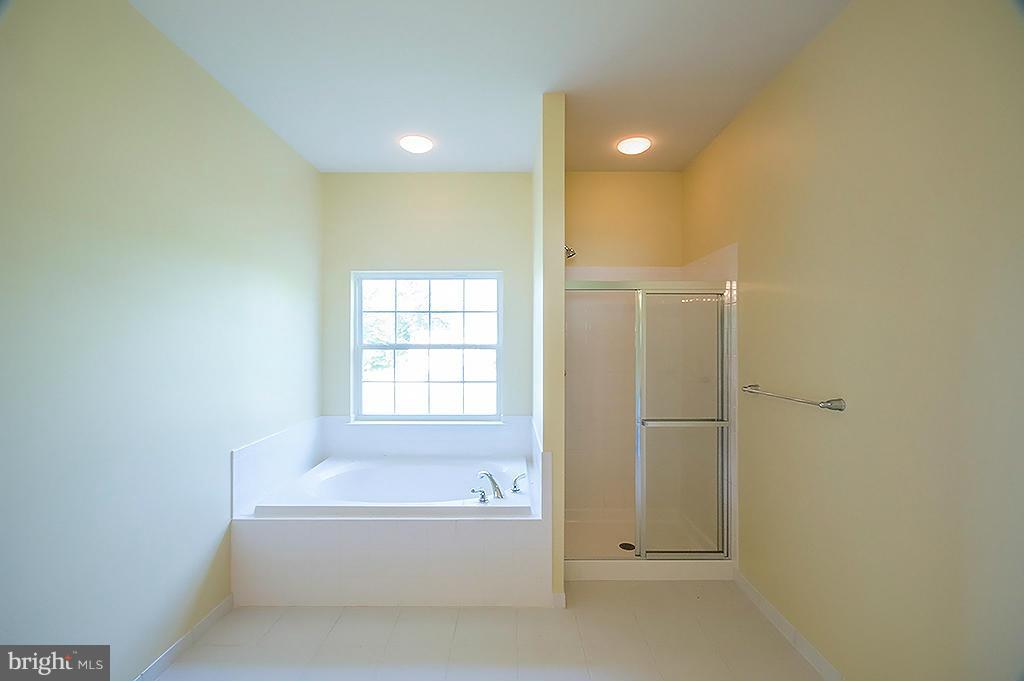 THE LAKES AT MARTINSBURG - Residential Lease