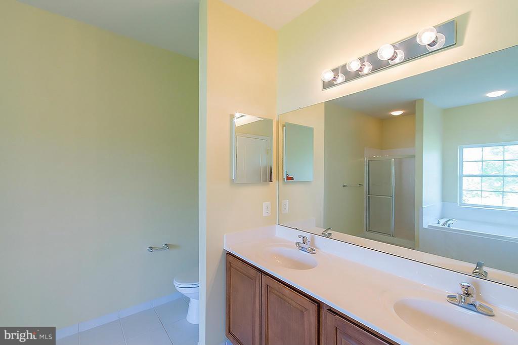 THE LAKES AT MARTINSBURG - Residential Lease