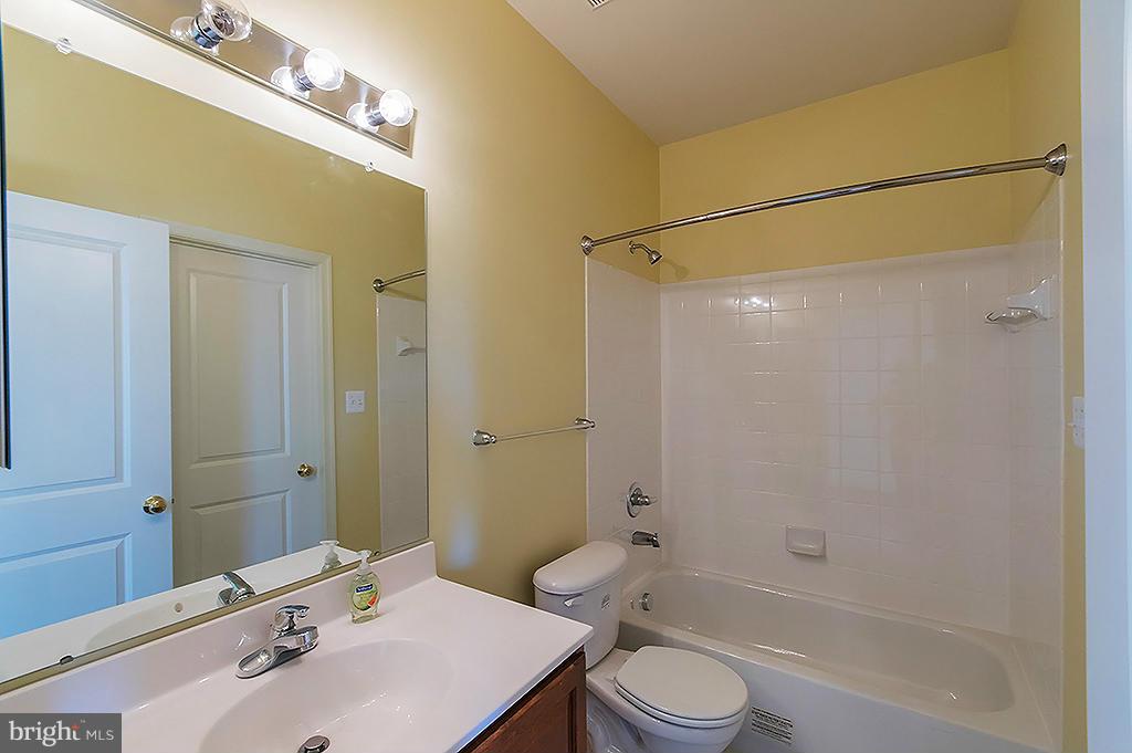 THE LAKES AT MARTINSBURG - Residential Lease