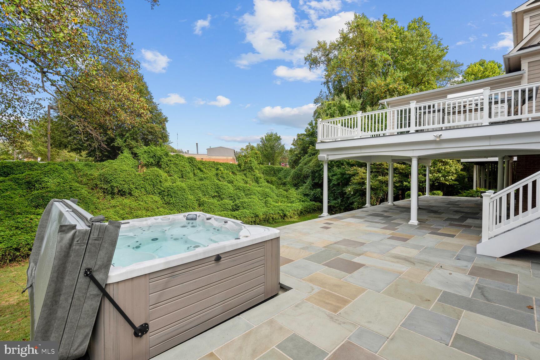 CHEVY CHASE COMMONS - Residential