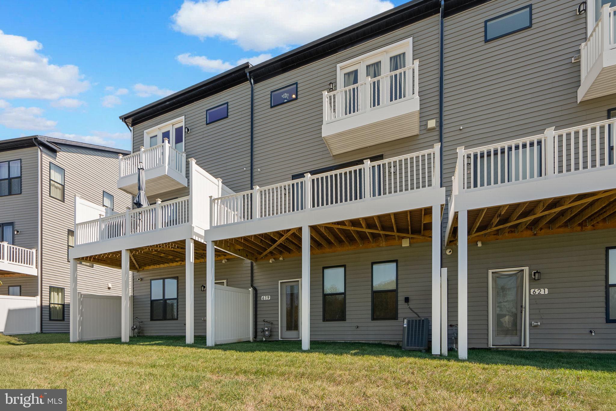 SOUTH LAKE - Residential Lease