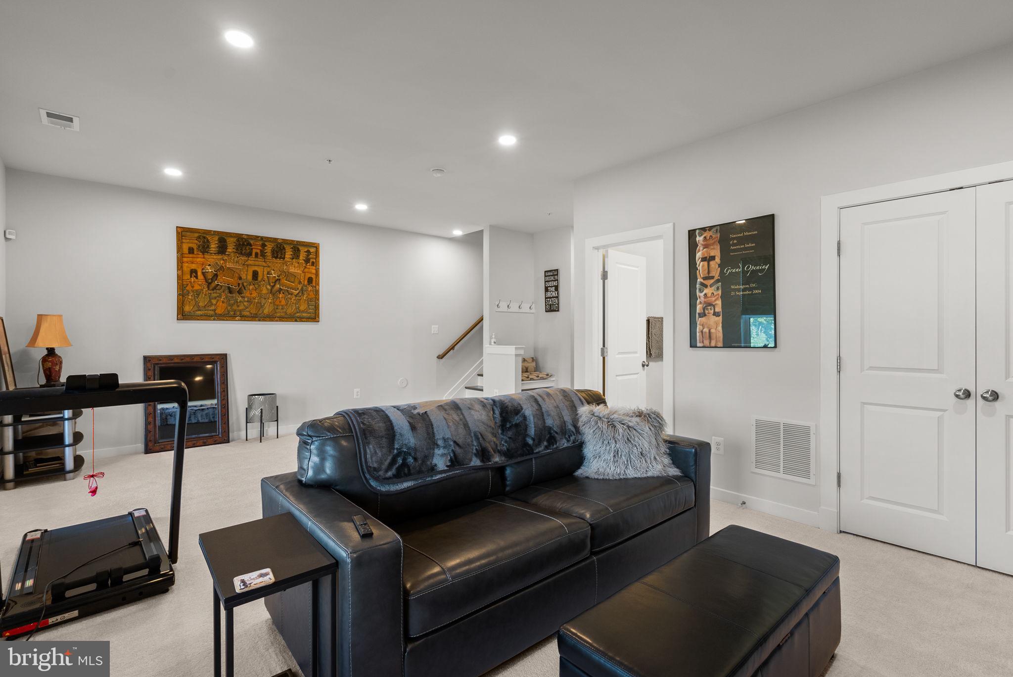 SOUTH LAKE - Residential Lease