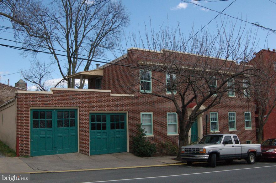 Very clean 2 unit with 3 garages located in the Chestnut Hill neighborhood of Lancaster.  2 nice sized 1 bedroom apartments that have been well maintained. The property includes 3 garages for extra income.