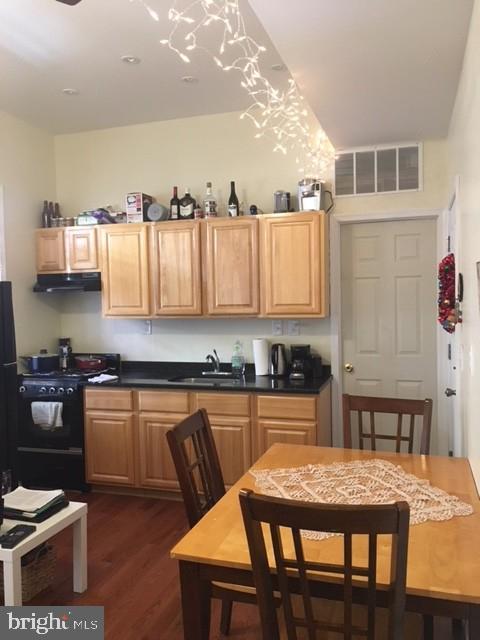 QUEEN VILLAGE - Residential Lease