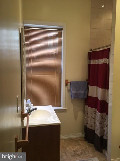 QUEEN VILLAGE - Residential Lease