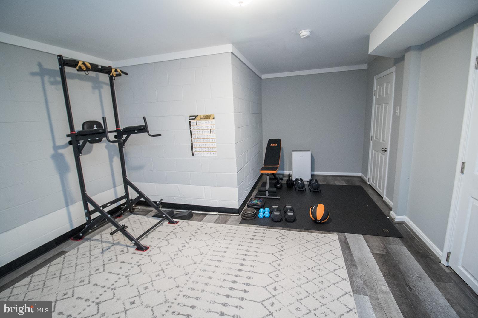 HUNTING QUARTERS - Residential