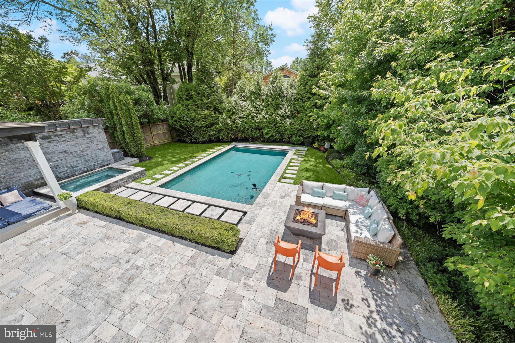 GOLF CLUB MANOR - Residential