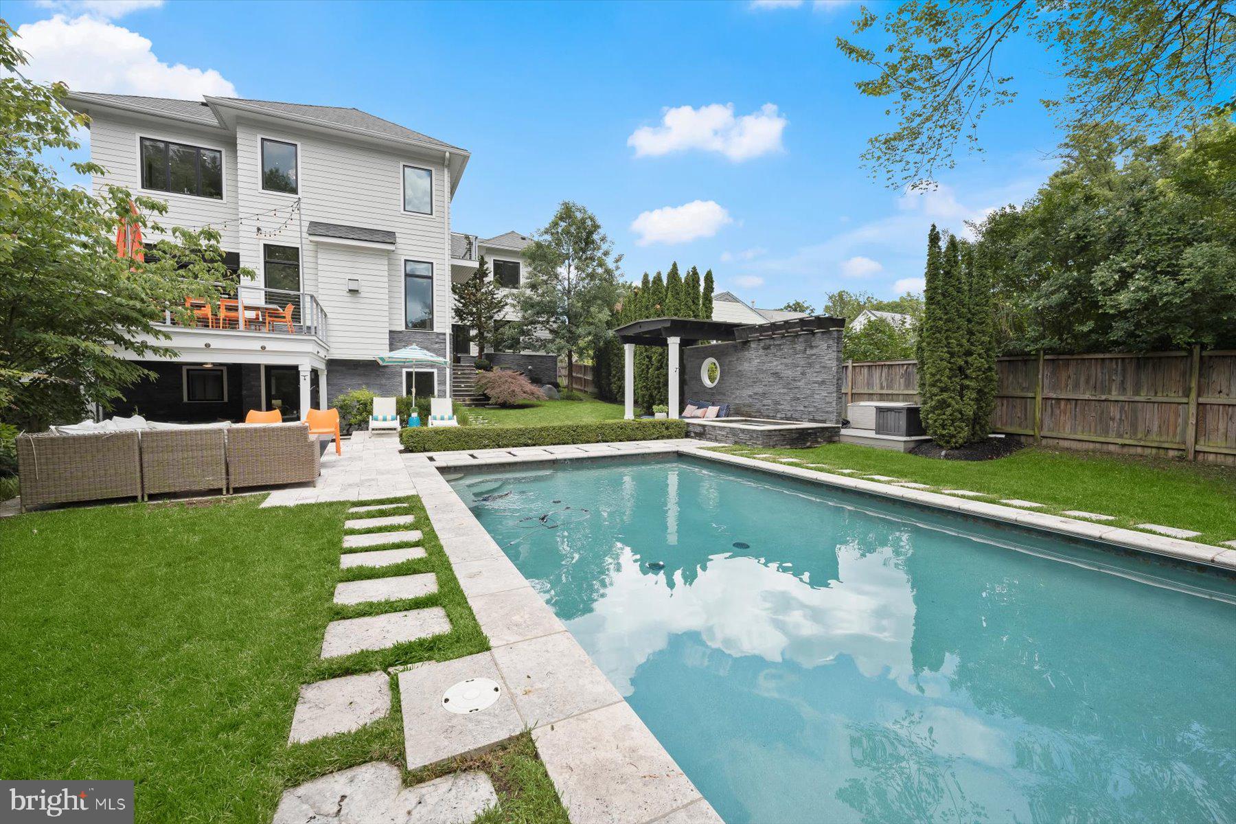 GOLF CLUB MANOR - Residential