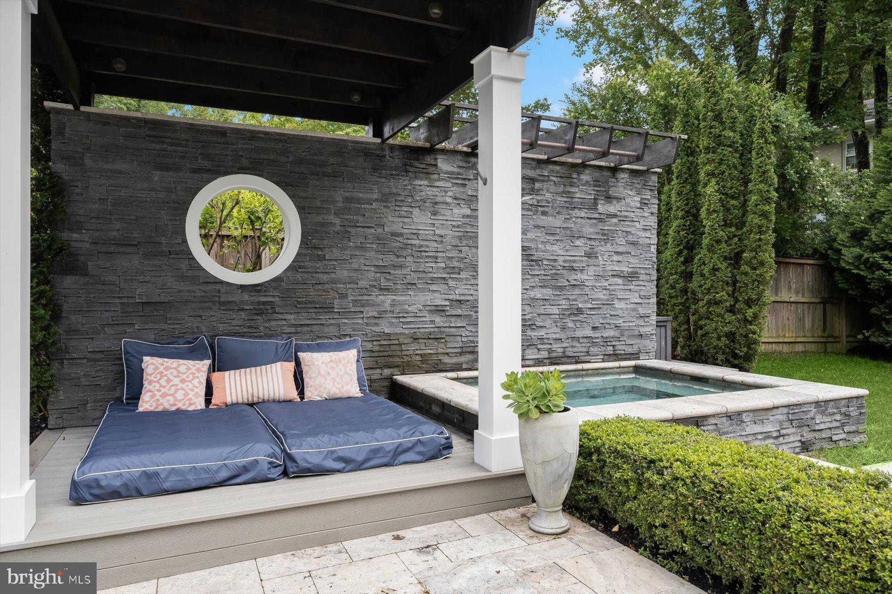 GOLF CLUB MANOR - Residential