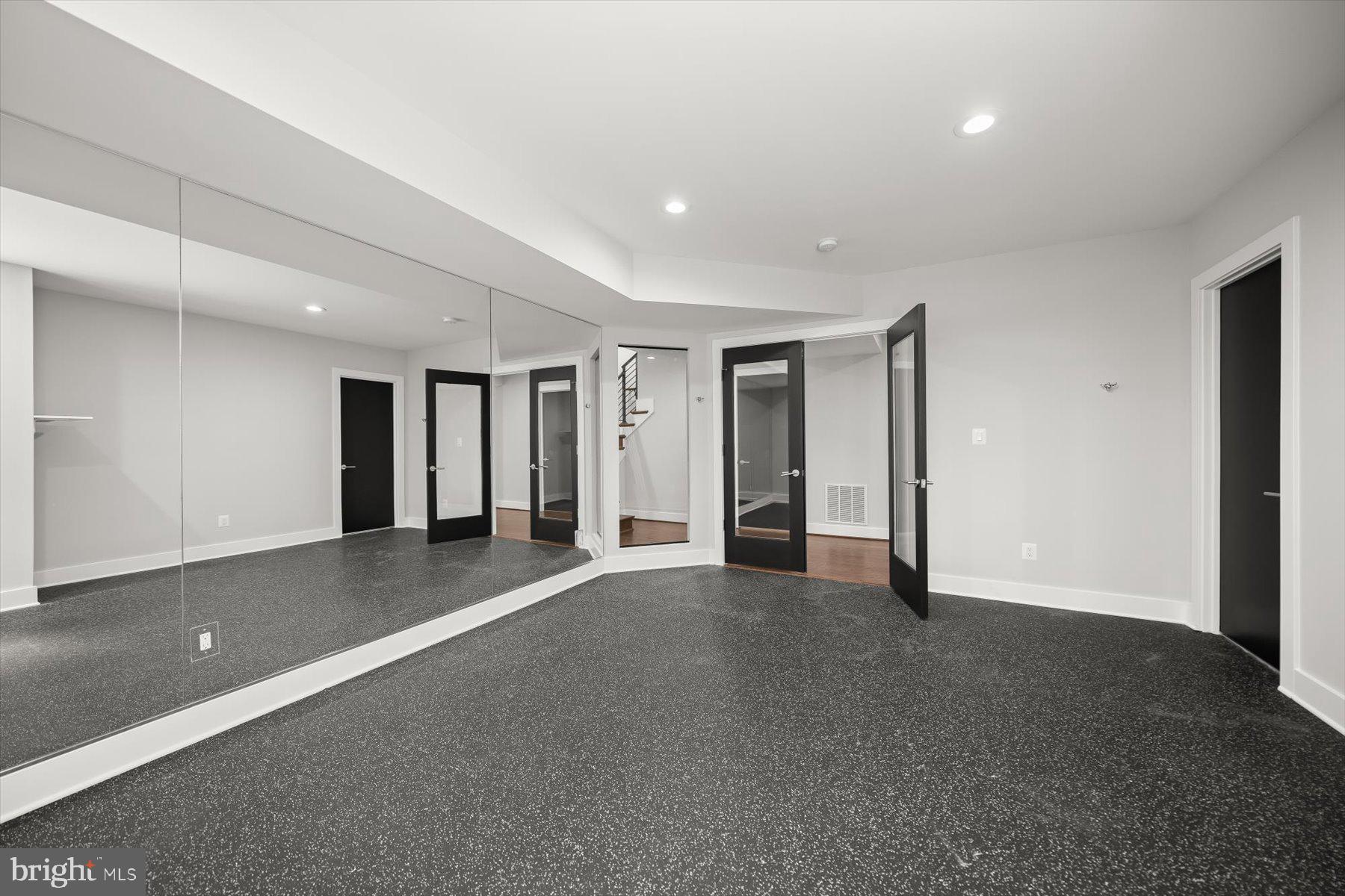 GOLF CLUB MANOR - Residential