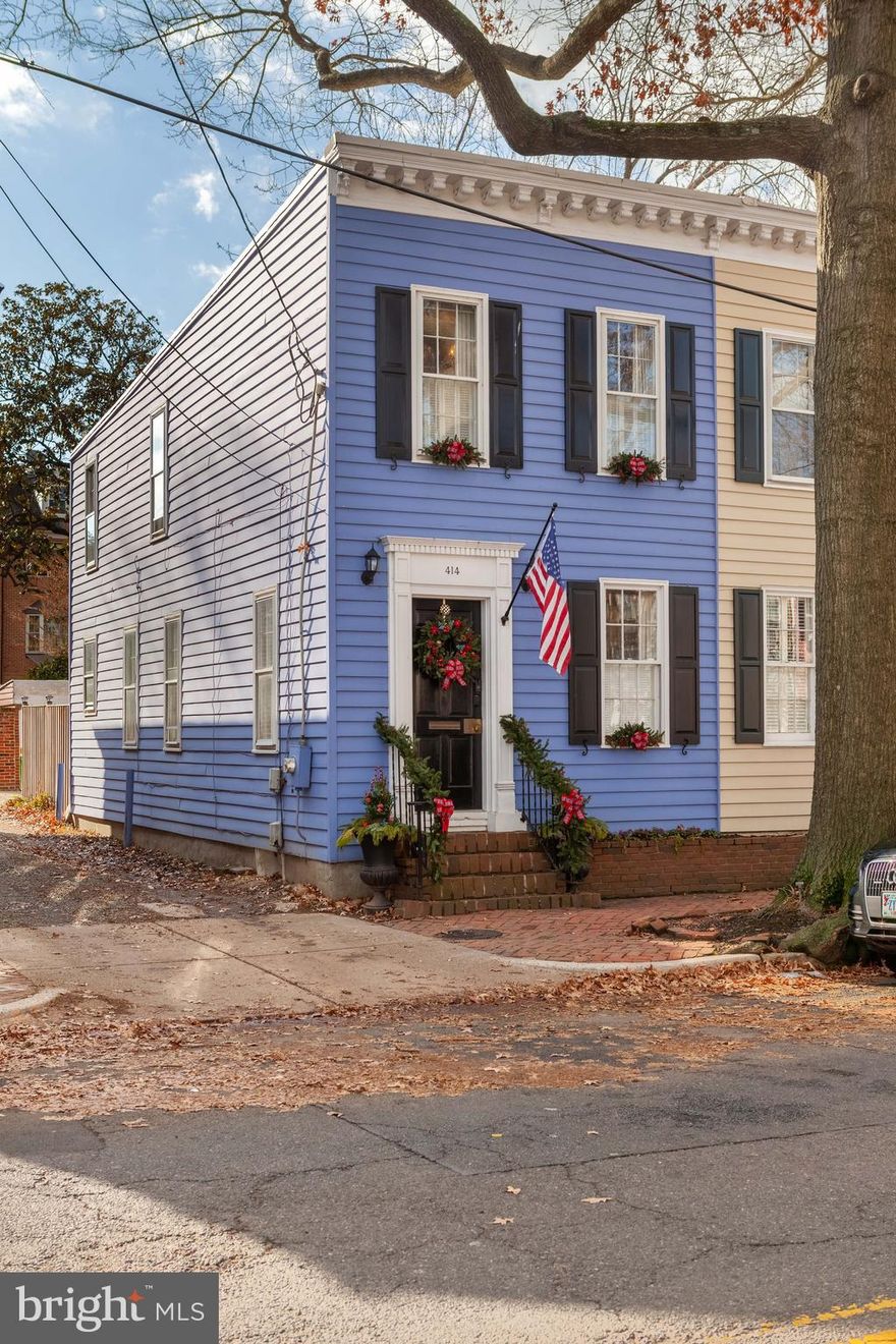 Charming 19th century home in historic Old Town Alexandria, 3 bedroom 1.5 bath. Antique heart pine floors, some original 19th century window panes, custom silk window coverings. Close to Alexandria water front, Water Taxi and the heart of historic King Street. Home beautifully upgraded, includes digital alarm system. Hurry - this one won't last! Pets case by case.