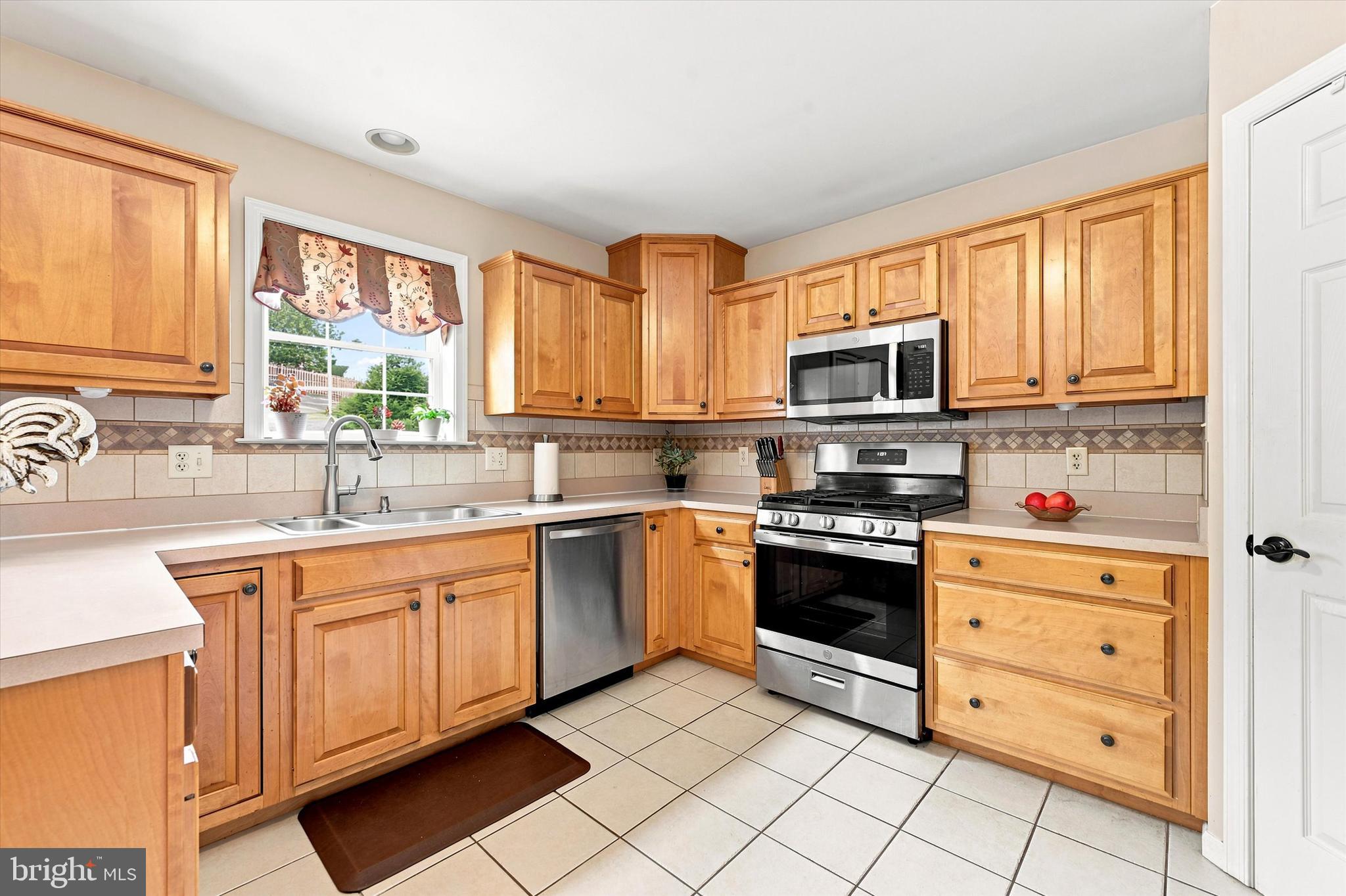 121 MEADOWVIEW DRIVE