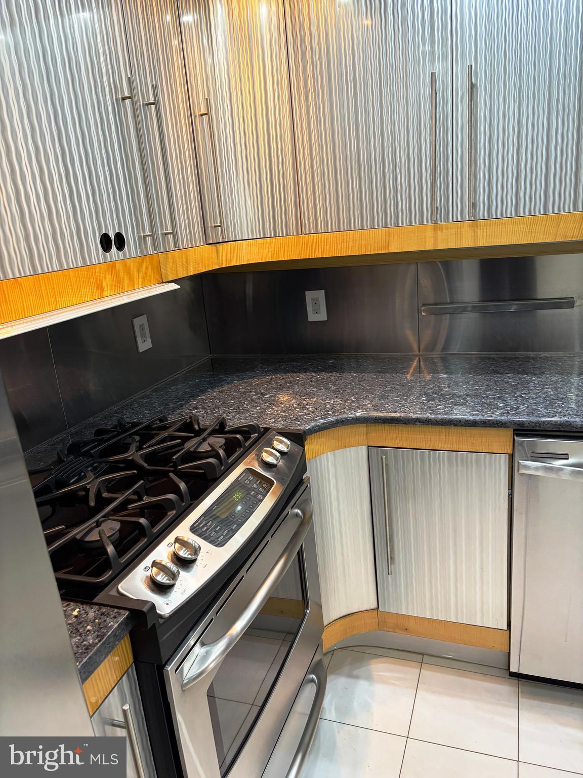 SUMMERHOUSE CONDO - Residential