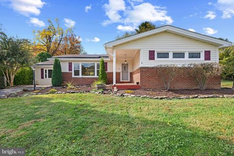 Photo of 19724 Meredith Drive, ROCKVILLE, MD 20855 (MLS # MDMC2203520)