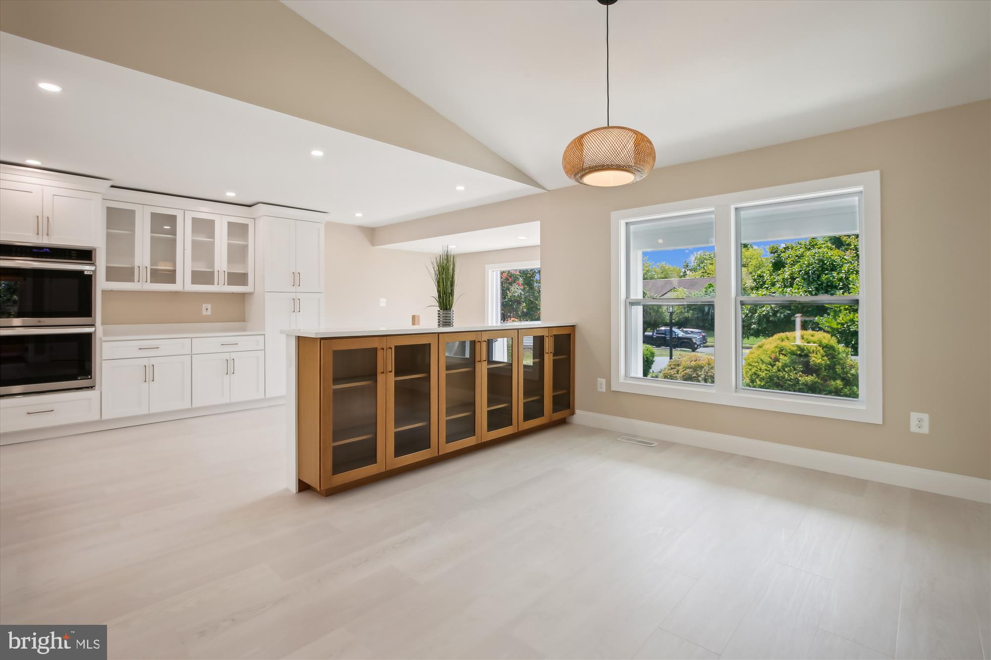 COUNTRY CLUB MANOR - Residential