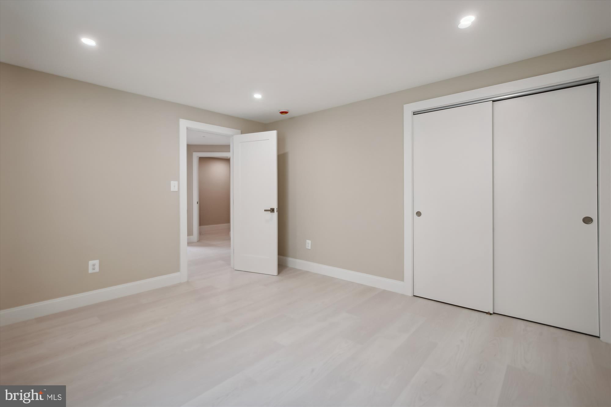 COUNTRY CLUB MANOR - Residential