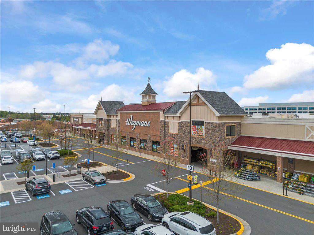 COUNTRY CLUB MANOR - Residential