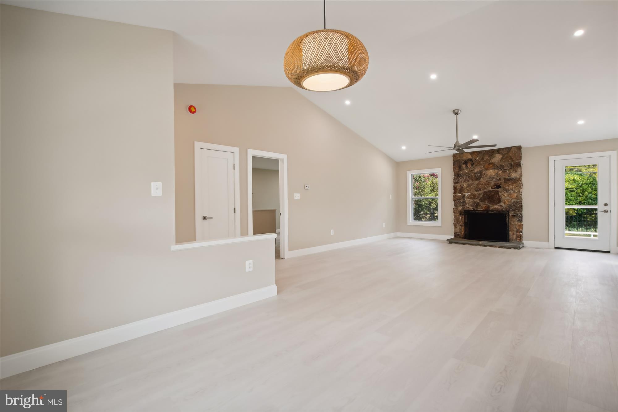 COUNTRY CLUB MANOR - Residential