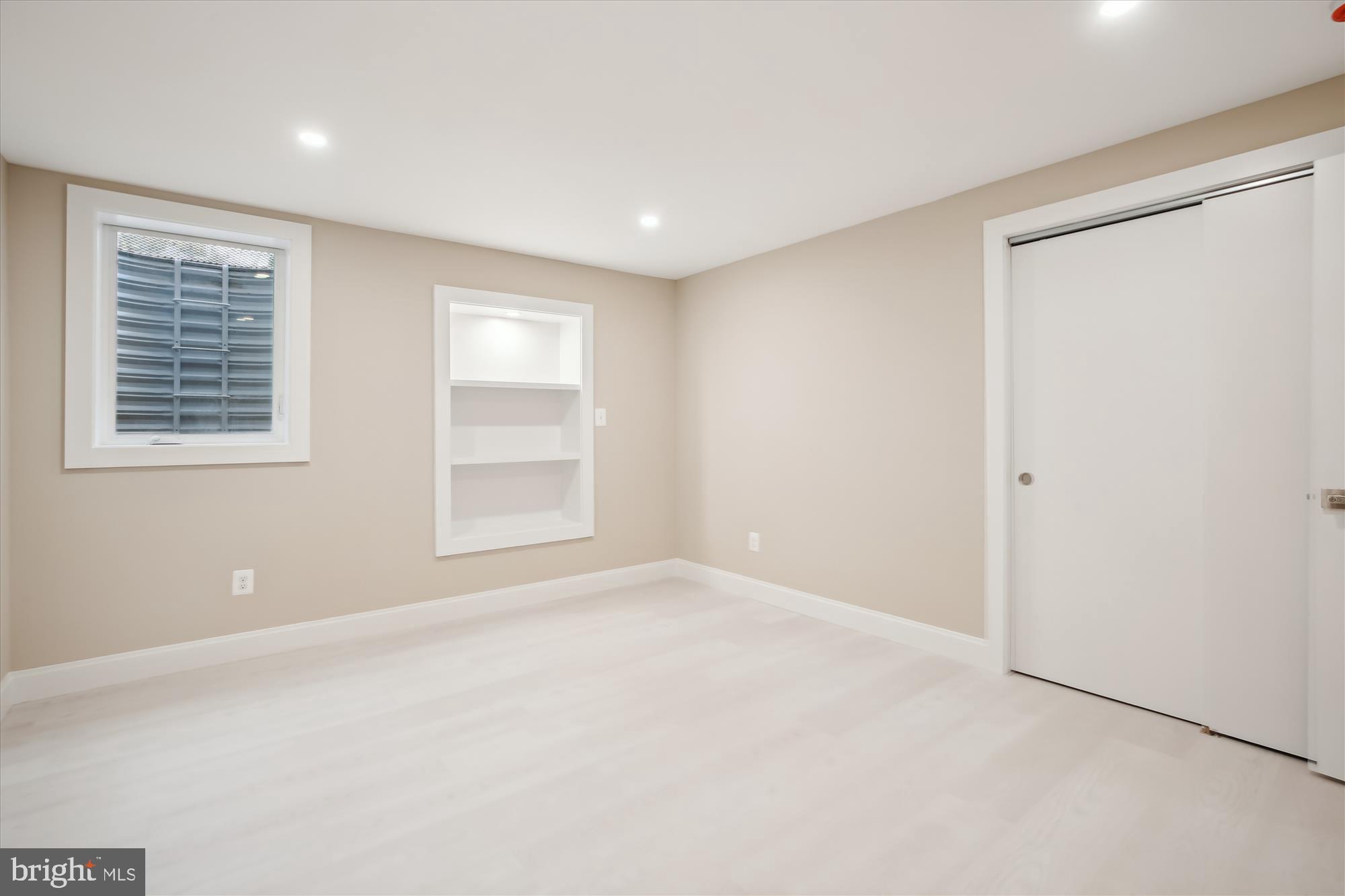 COUNTRY CLUB MANOR - Residential