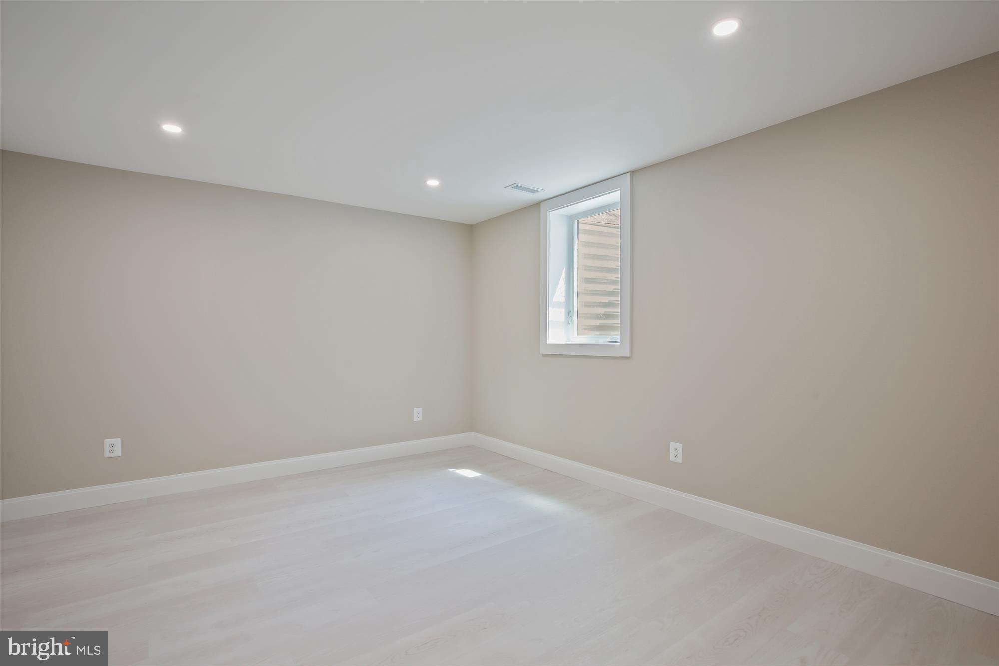 COUNTRY CLUB MANOR - Residential