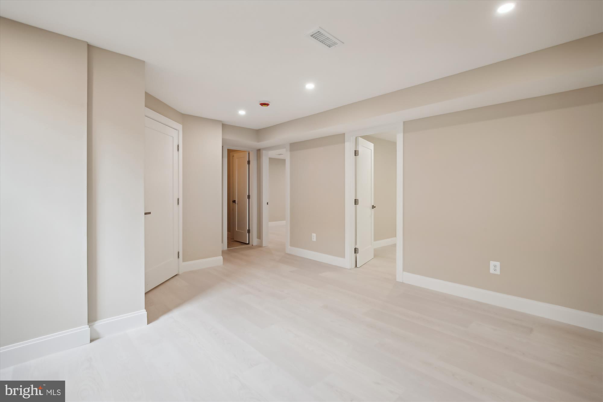 COUNTRY CLUB MANOR - Residential