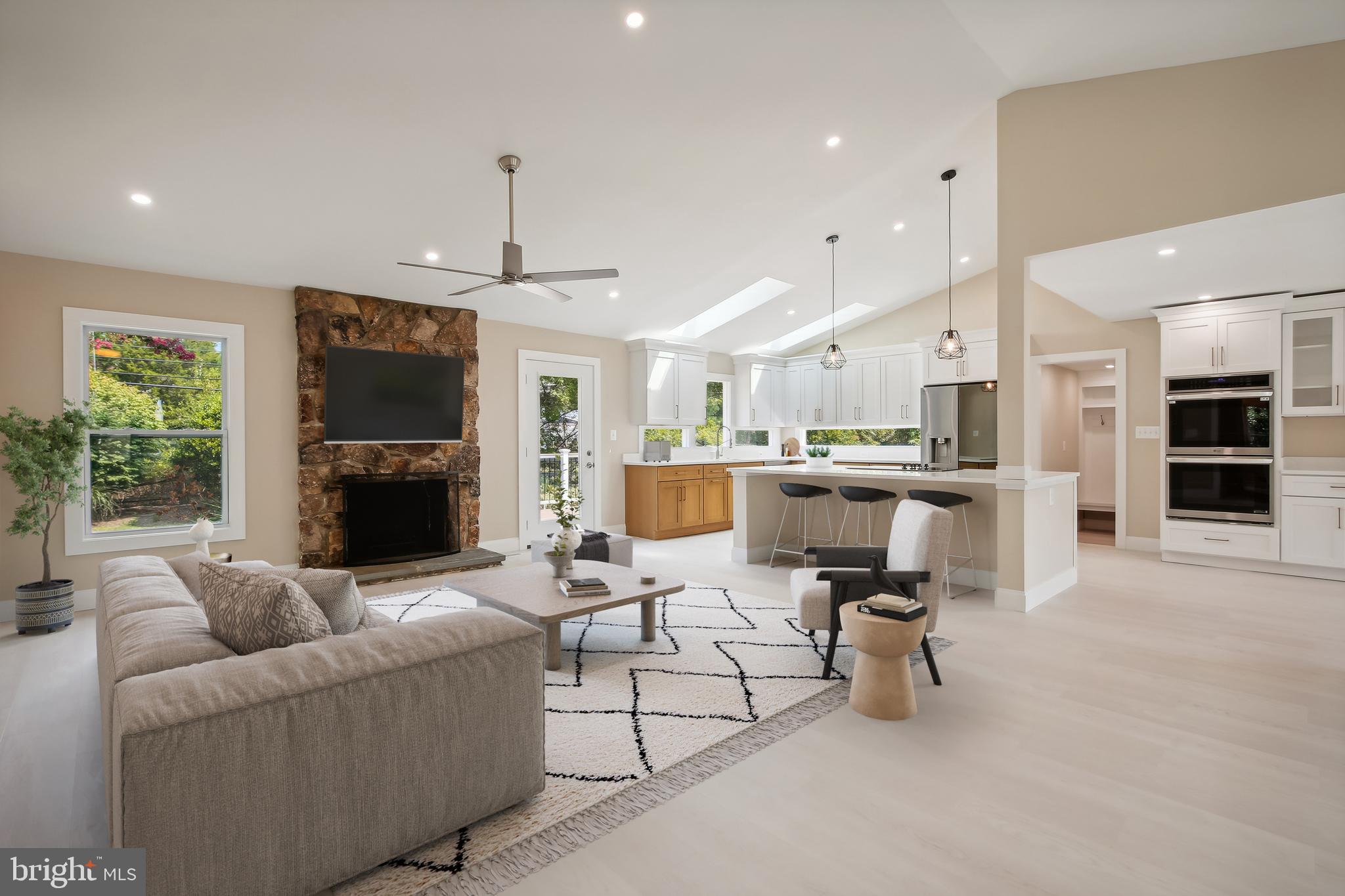 COUNTRY CLUB MANOR - Residential