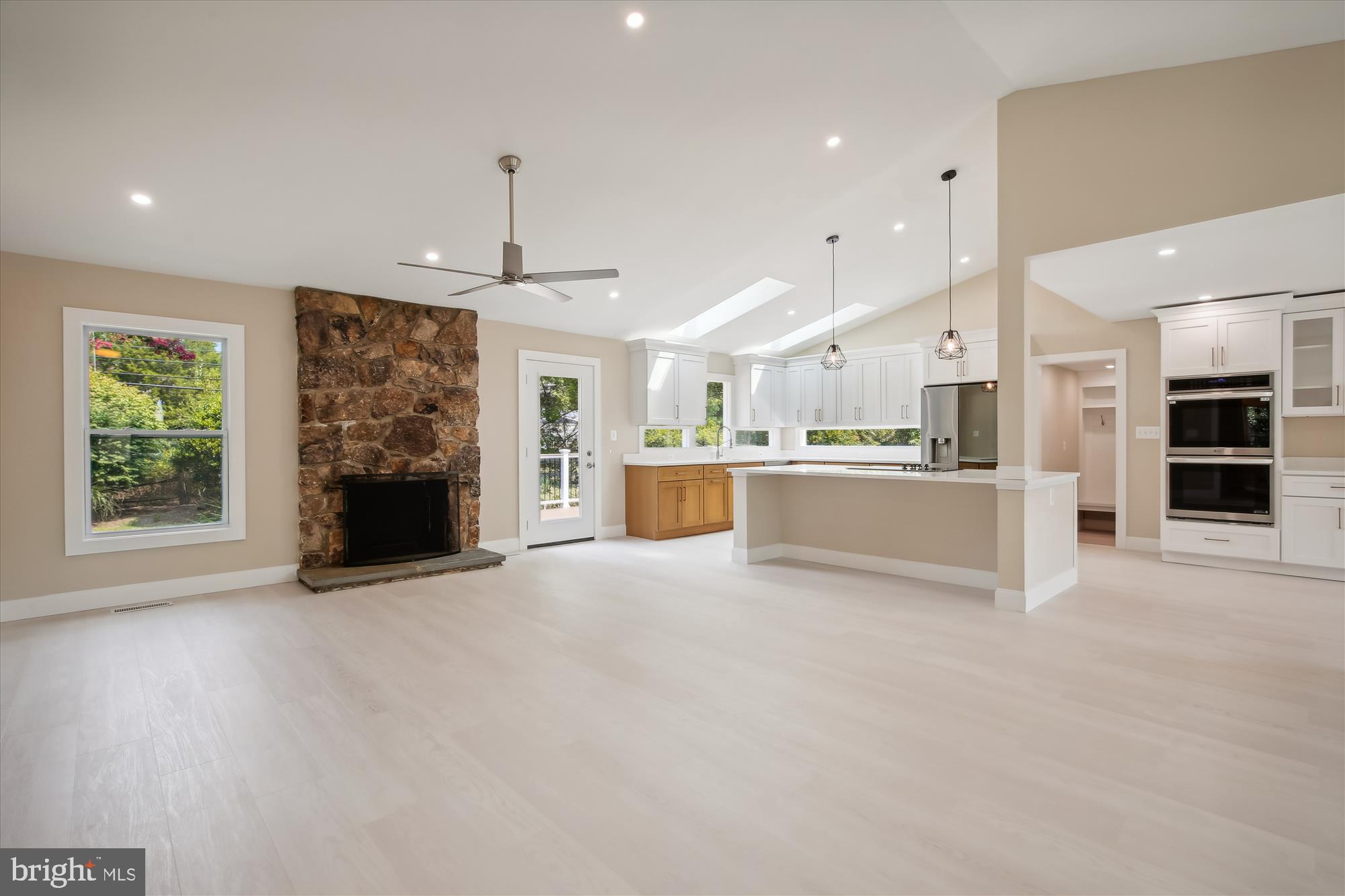 COUNTRY CLUB MANOR - Residential