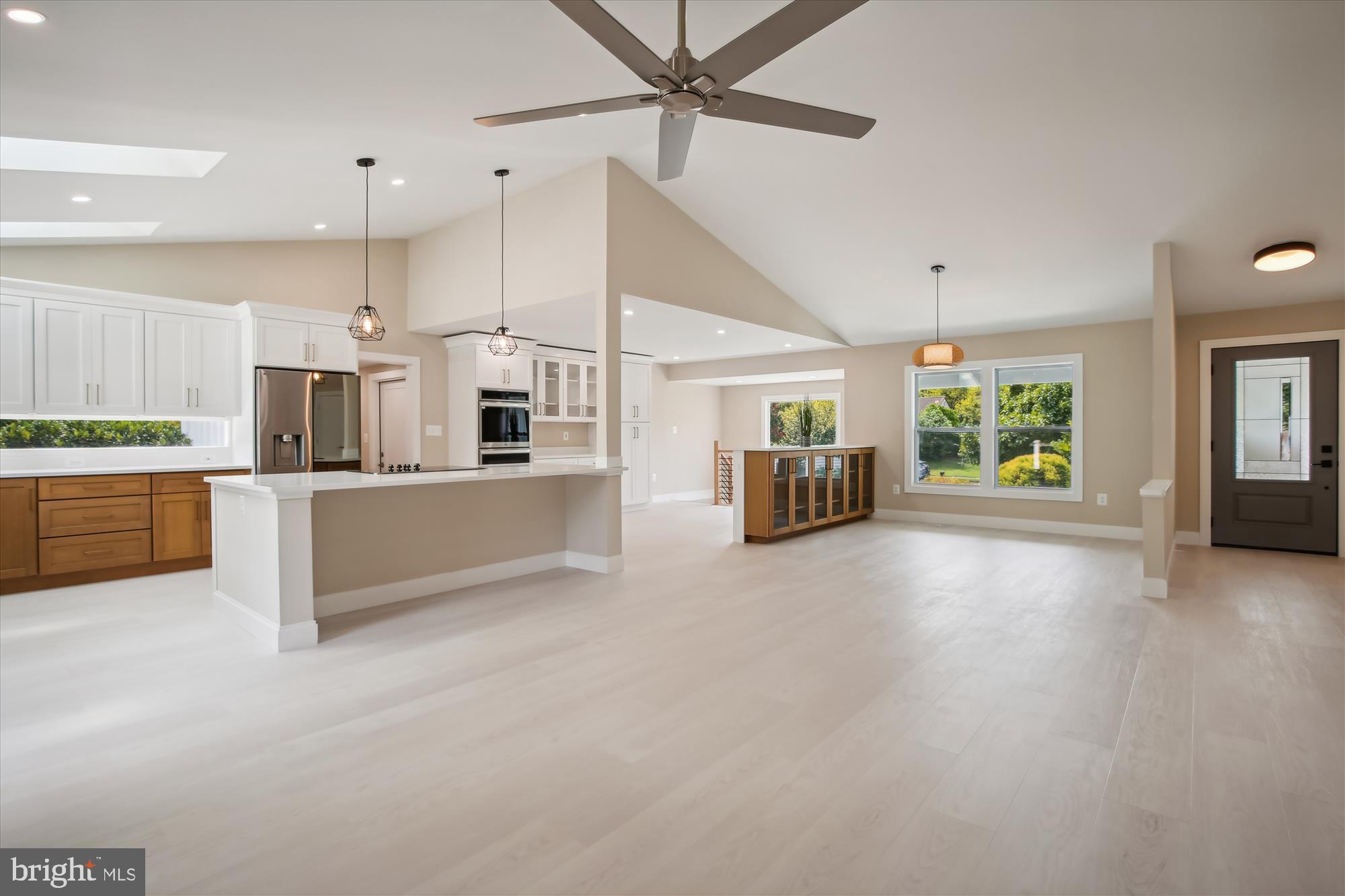 COUNTRY CLUB MANOR - Residential