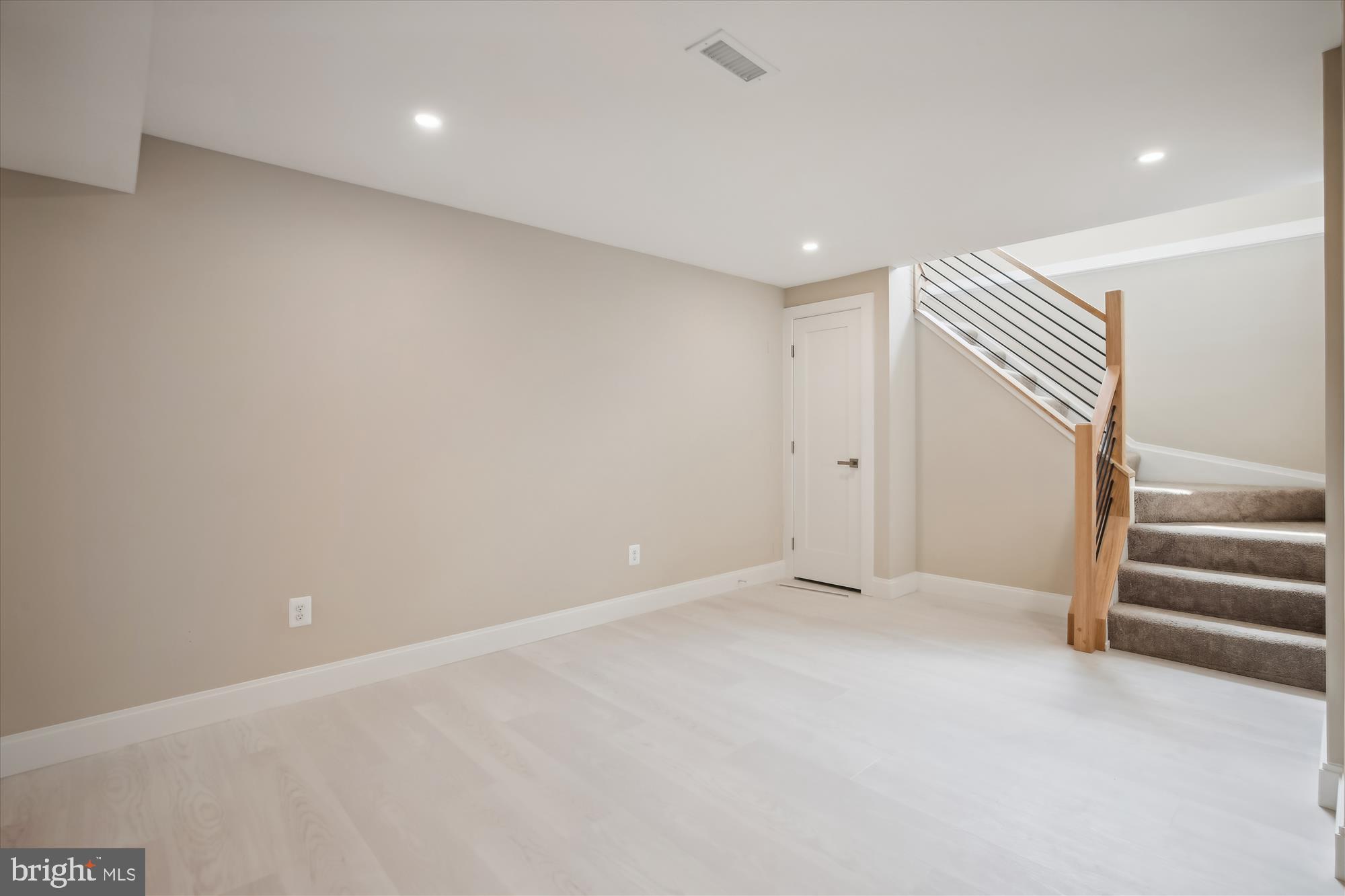 COUNTRY CLUB MANOR - Residential