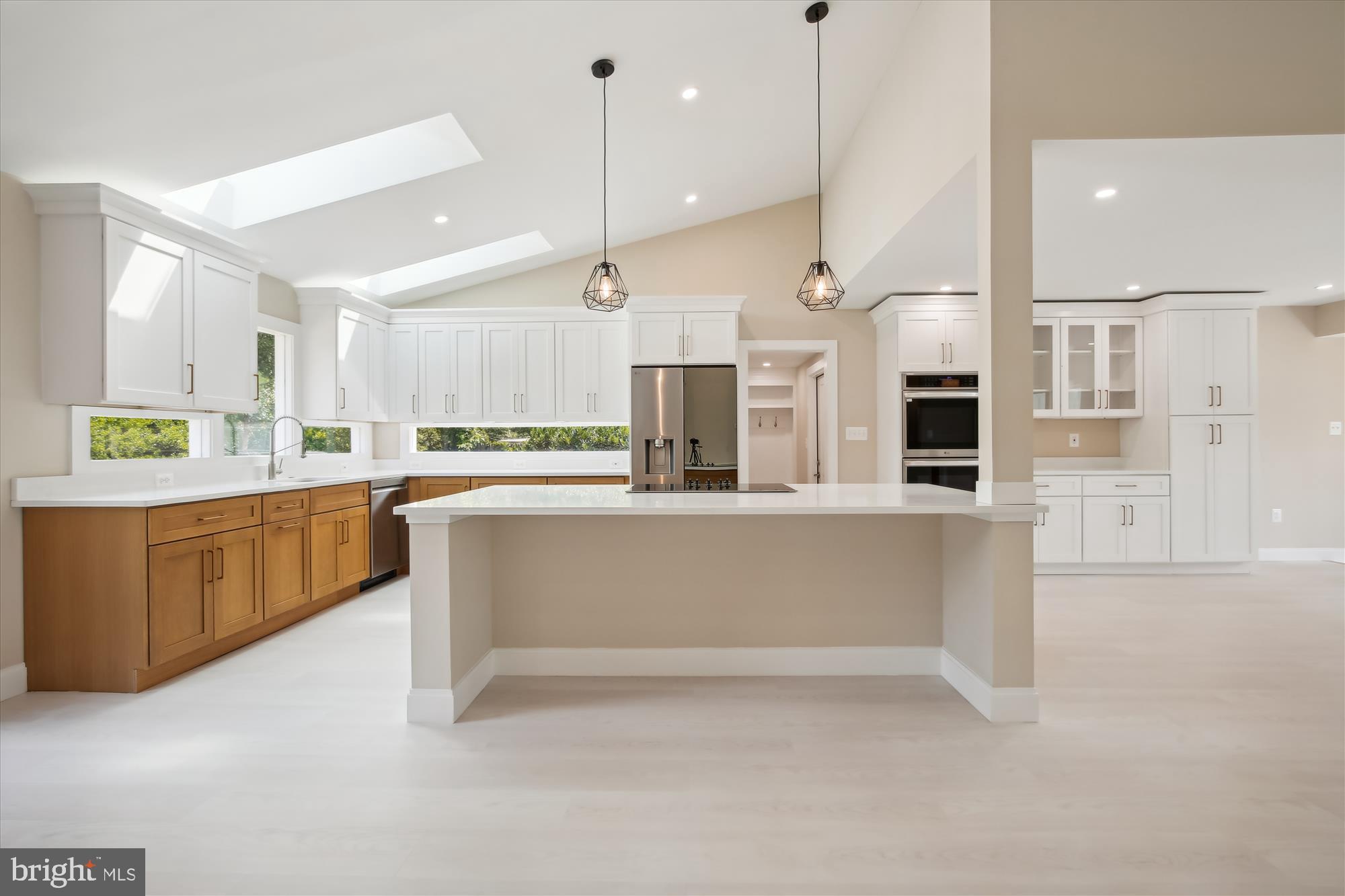 COUNTRY CLUB MANOR - Residential