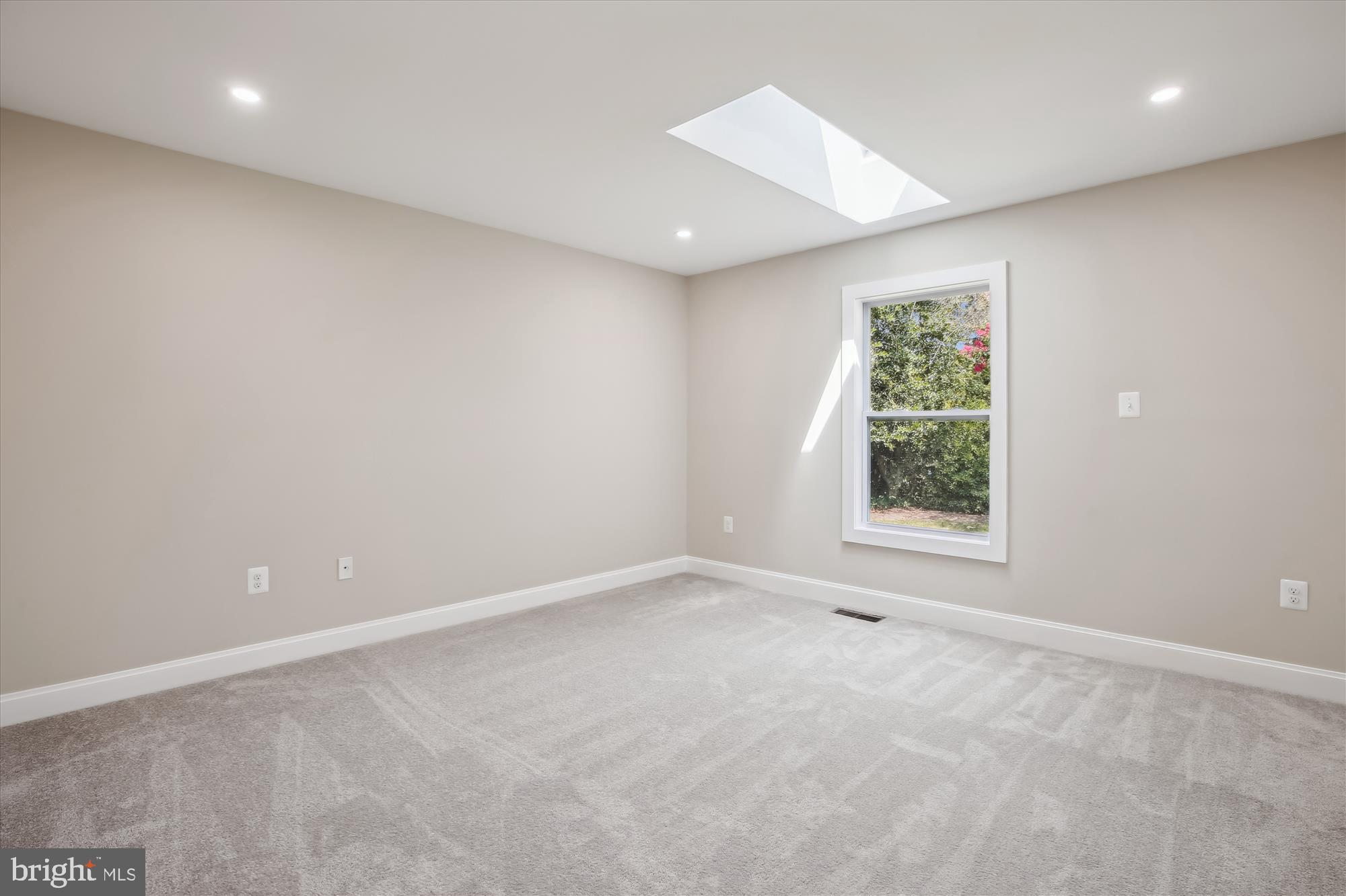 COUNTRY CLUB MANOR - Residential