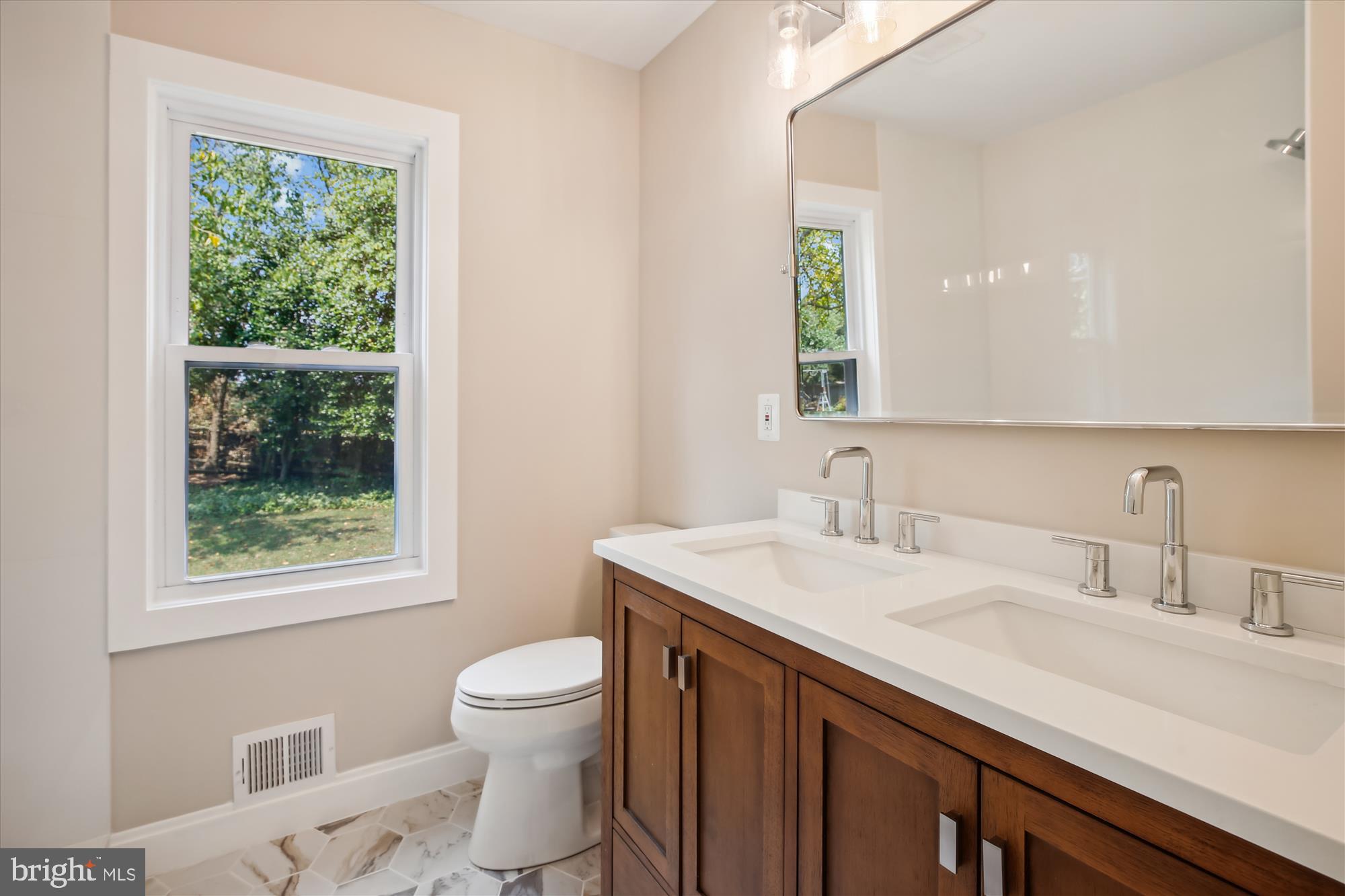 COUNTRY CLUB MANOR - Residential