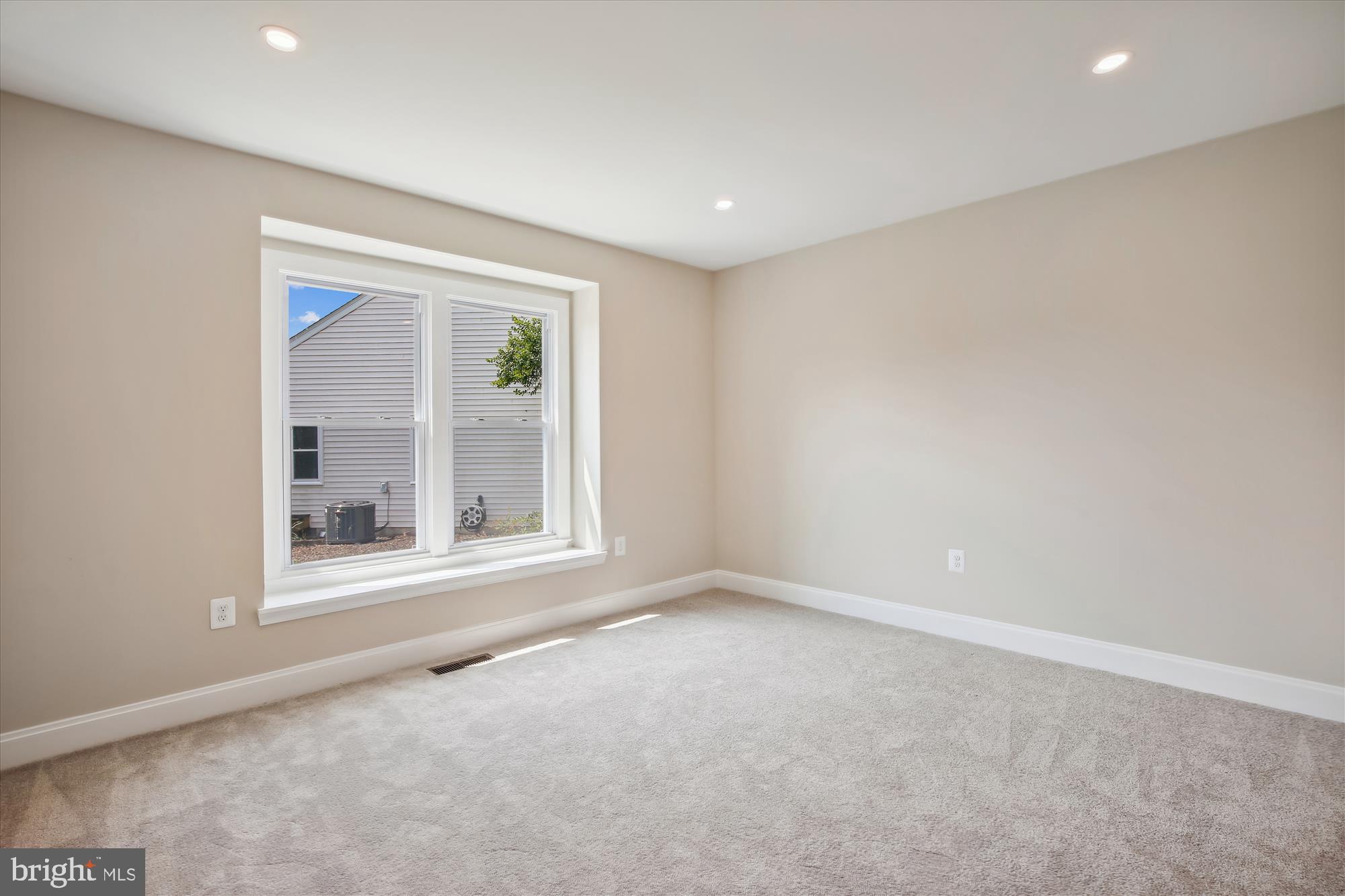 COUNTRY CLUB MANOR - Residential