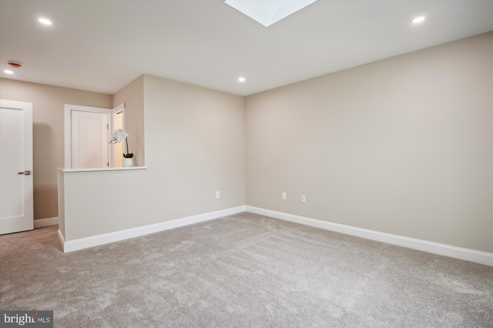 COUNTRY CLUB MANOR - Residential