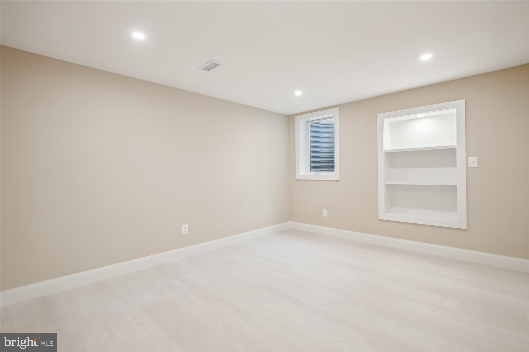 COUNTRY CLUB MANOR - Residential