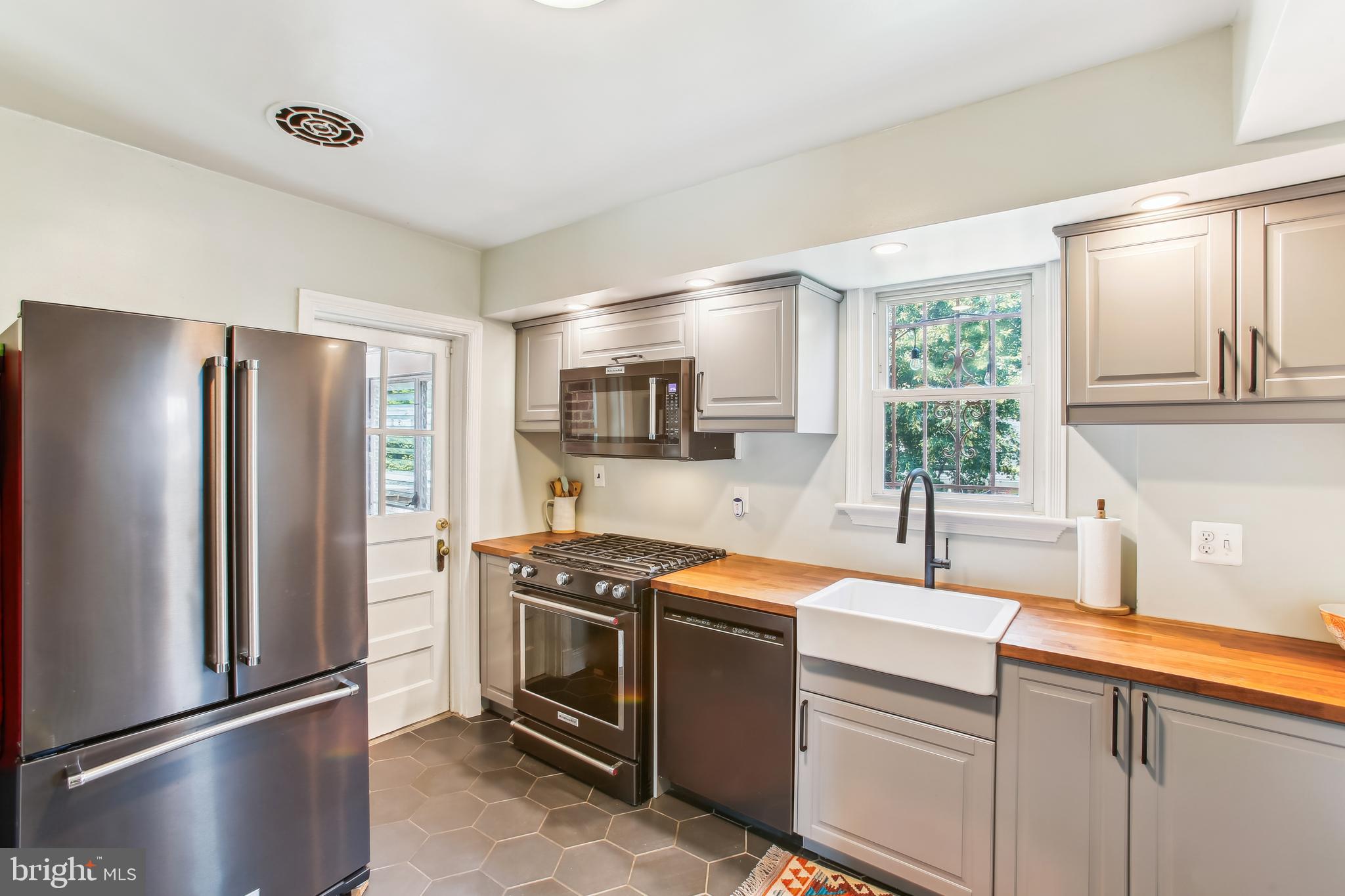 3909 17TH STREET NE