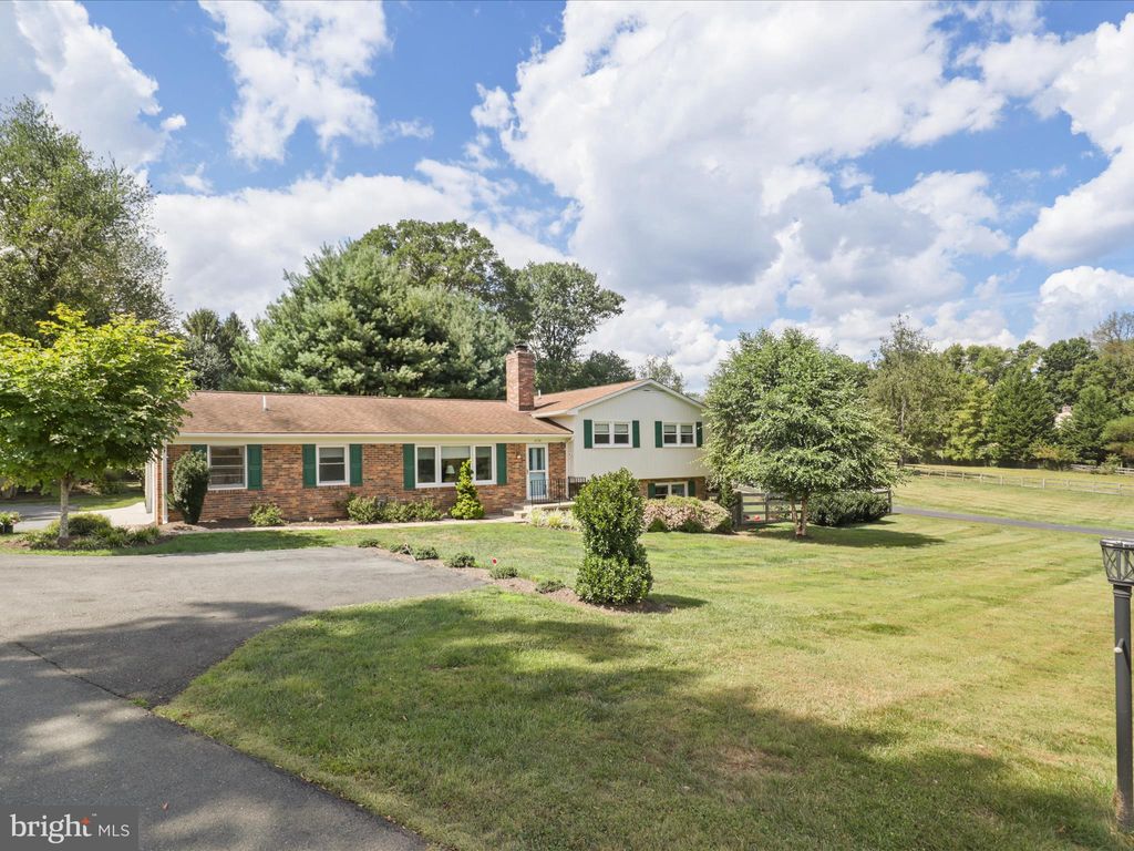 Photo of 2736 Calkins Road, HERNDON, VA 20171 (MLS # VAFX2273088)
