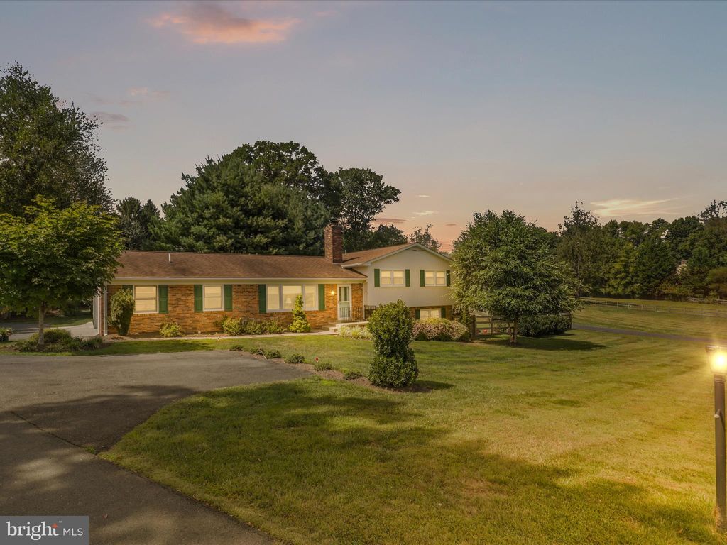 Photo of 2736 Calkins Road, HERNDON, VA 20171 (MLS # VAFX2273088)
