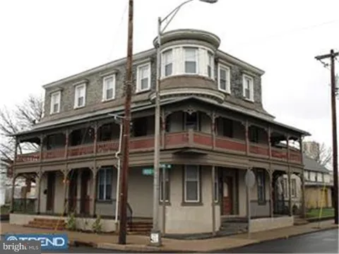 101 E Broad Street APT 8, Quakertown, PA MLS: PABU2096324