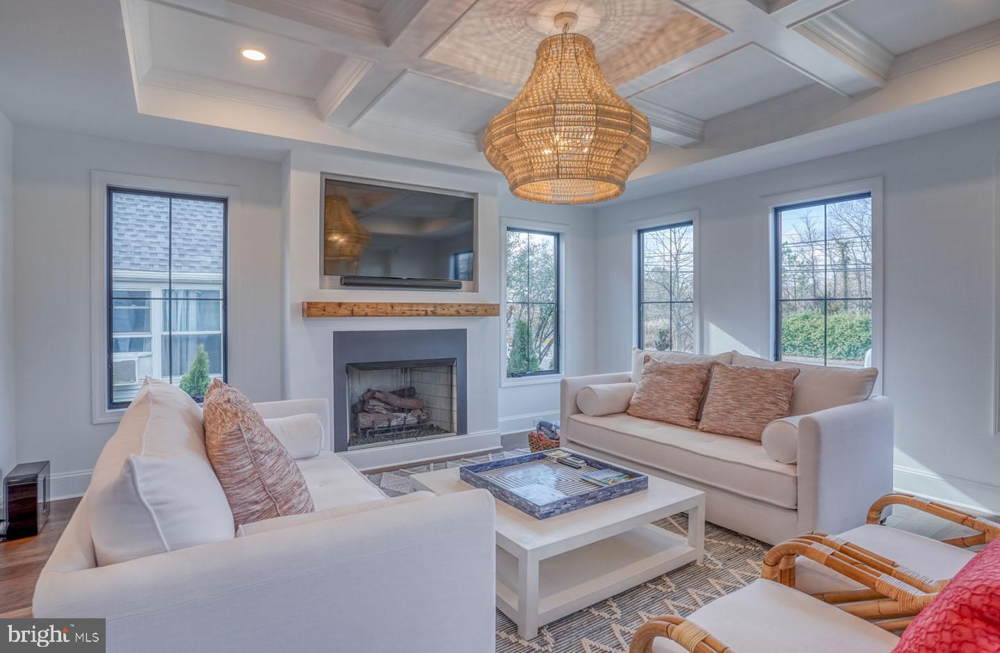 COUNTRY CLUB ESTATES - Residential