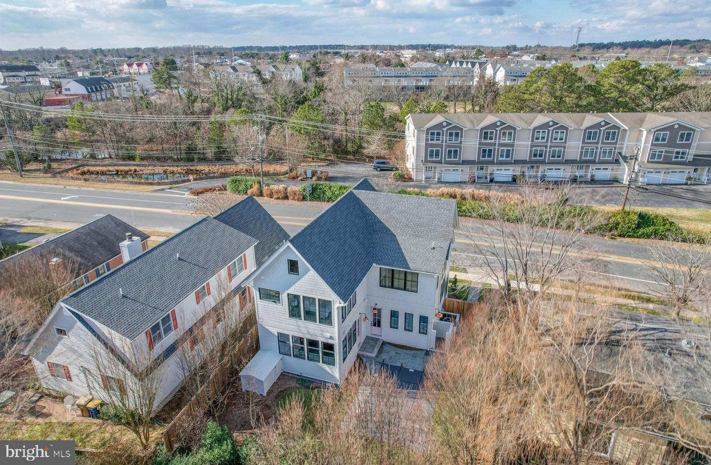 COUNTRY CLUB ESTATES - Residential