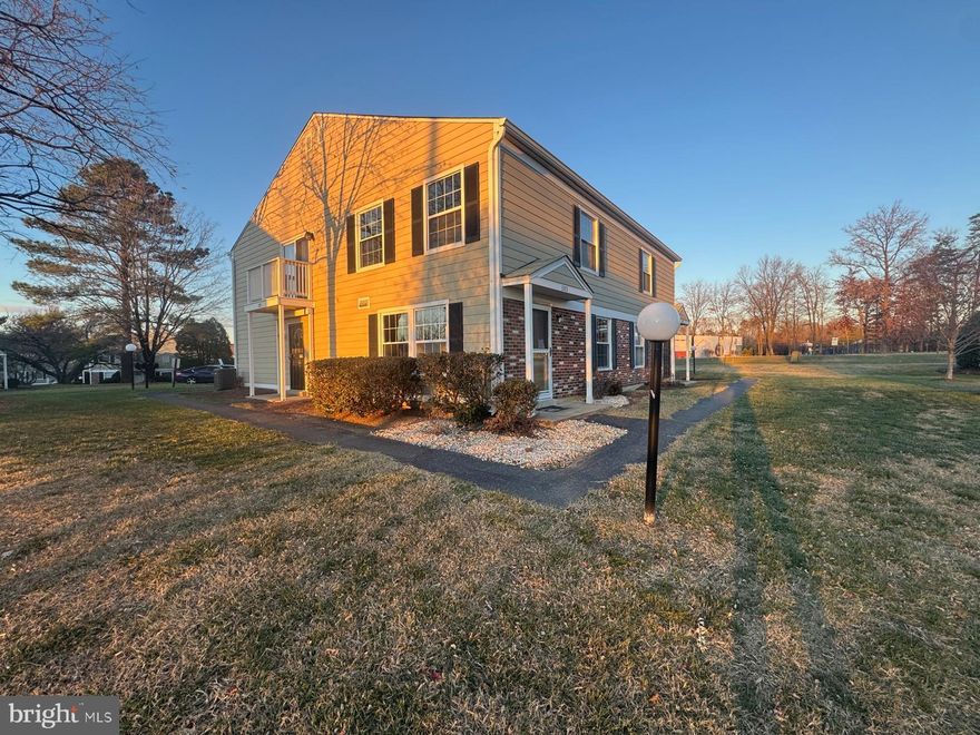 FULLY RENOVATED 2BR/1BA CONDO TOWNHOUSE. WOOD FLOORS, SOLID WOOD JAVA CABINETS, GRANITE COUNTER TOPS, SS APPLIANCES, NEW CARPET, UPDATED BATH, NEW WINDOWS, & FRESH PAINT. WASHER & DRYER IN UNIT! 1 CAR GARAGE! MUST SEE PICTURES! WILL NOT LAST LONG!