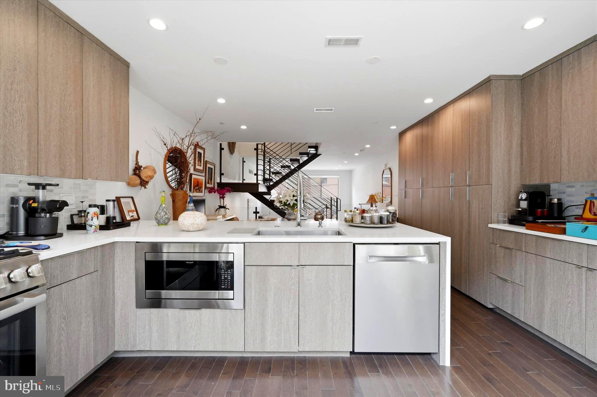 POINT BREEZE - Residential