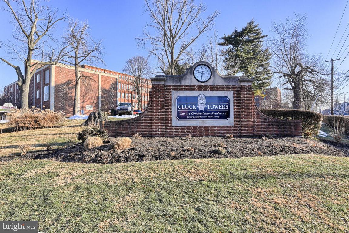 Southern facing unit with exposed brick and hard wood floors. Two full bathrooms, open kitchen and newer heat pump.