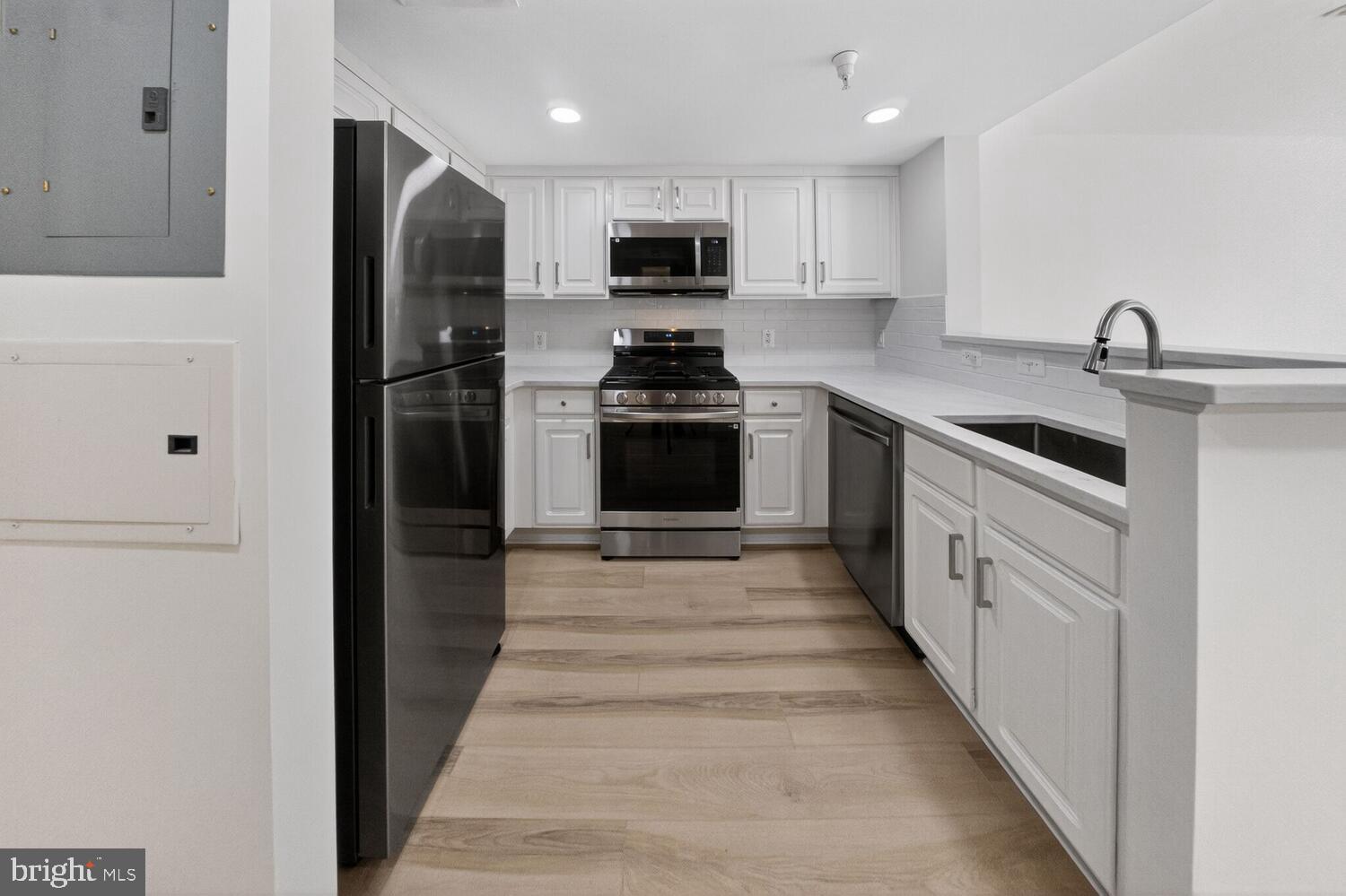 GALLERY AT WHITE FLINT - Residential